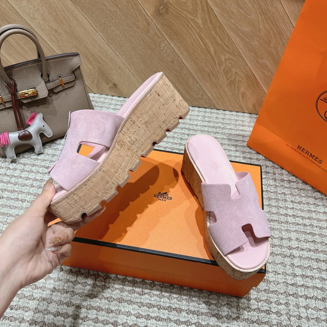 👟👟Ex-factory price 540👟👟 High version of the 2024 spring and summer new HERMES Hermès counter new style. The wedge-heeled Erjiu sandals and slippers, which have been extremely popular recently, are paired with various colorful socks. They are very trendy. Upper: cowhide. Outsole: technological imitation wood sole. Heel height: about 7cm. Size: Female 35-41 (40/41 non-refundable and non-exchangeable)